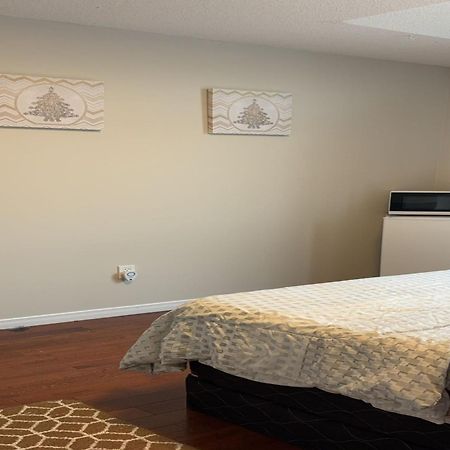 ברמפטון Bright Queen Room Close To Sheridan College And Airport מראה חיצוני תמונה