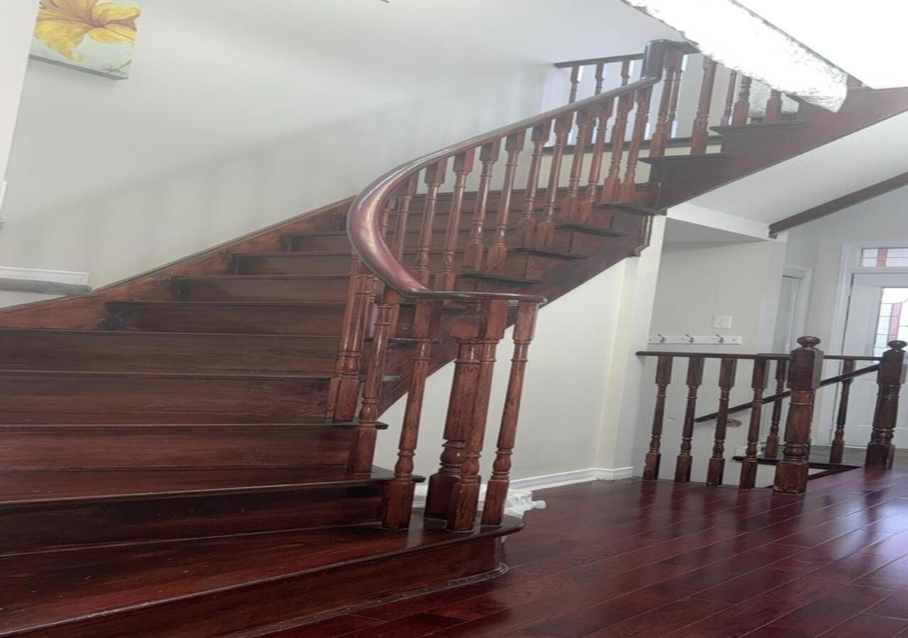 ברמפטון Bright Queen Room Close To Sheridan College And Airport מראה חיצוני תמונה
