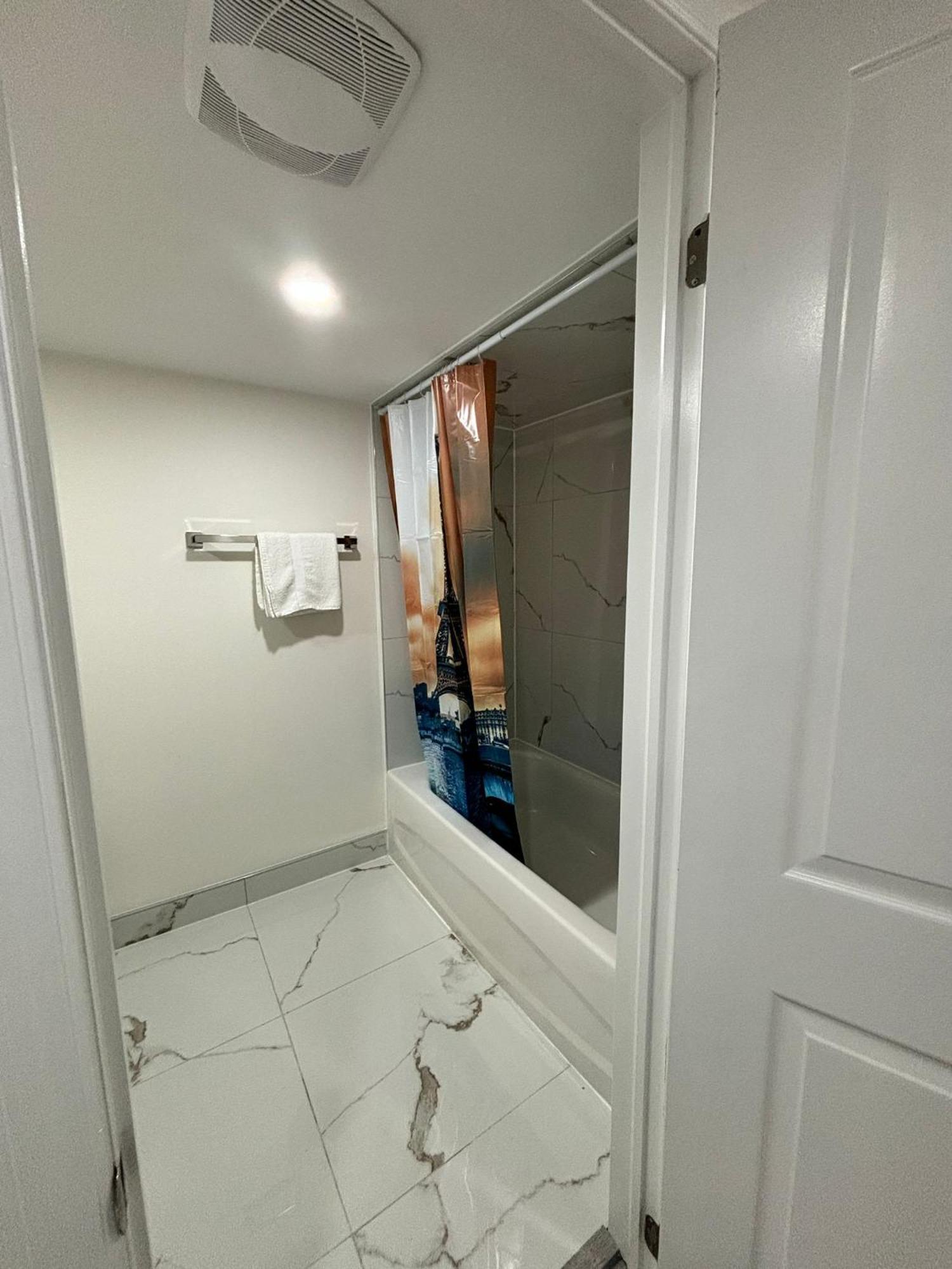 ברמפטון Bright Queen Room Close To Sheridan College And Airport מראה חיצוני תמונה