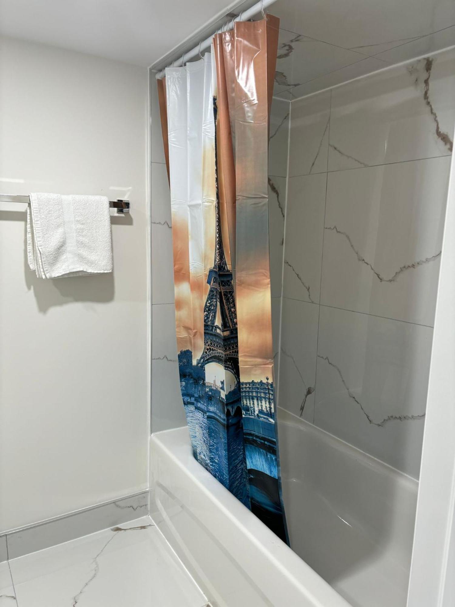 ברמפטון Bright Queen Room Close To Sheridan College And Airport מראה חיצוני תמונה
