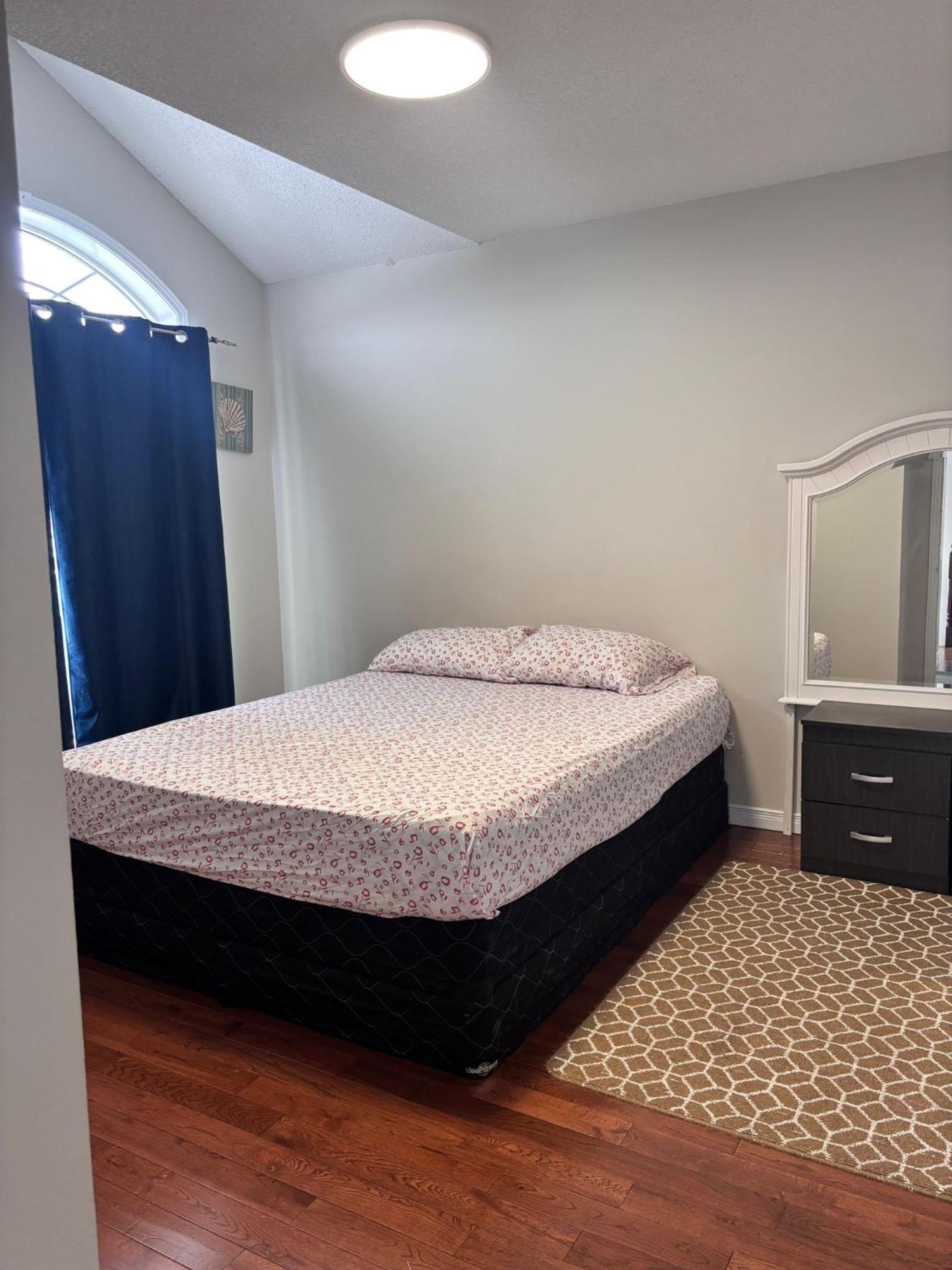 ברמפטון Bright Queen Room Close To Sheridan College And Airport מראה חיצוני תמונה